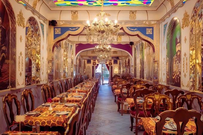 Steigerung des Dining-Erlebnisses: Maßgeschneiderte Barockstühle für das Kish Restaurant in Frankfurt von Möbel Lippold MC GmbH